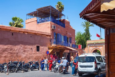 MARRAKESH, MOROCCO - HAZİRAN 05, 2017: Güneşli bir günde Marakeş 'in Medine' sindeki kırmızı duvarların tarihi binalarının manzarası.