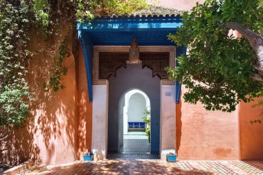 MARRAKESH, FOCCO - HAZİRAN 05, 2017: Bahia Sarayı Girişi. 19. yüzyılın sonlarında Marakeş 'te bir saray. Günümüzde şehrin en ünlü tarihi anıtı ve turistik yeridir..