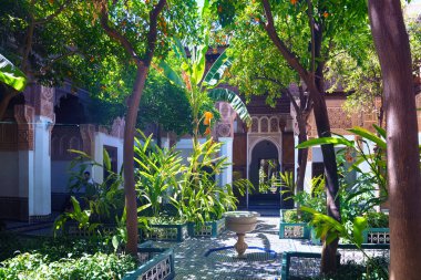 MARRAKESH, FOCCO - Haziran 05, 2017 Bahia Sarayı 'ndaki bahçe. 19. yüzyılın sonlarında Marakeş 'te bir saray. Günümüzde şehrin en ünlü tarihi anıtı ve turistik yeridir..