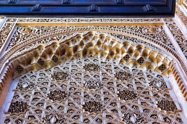 MARRAKESH, FOCCO - Haziran 05, 2017: Bahia Sarayı 'nda dekore edilmiş duvar. 19. yüzyılın sonlarında Marakeş 'te bir saray. Günümüzde şehrin en ünlü tarihi anıtı ve turistik yeridir..