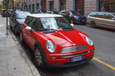 BERGAMO, İtalya - 22 Mayıs 2019: Mini Cooper arabası sokakta. Mini, Alman otomotiv şirketi BMW 'nin 2000 yılından beri sahibi olduğu 1969 yılında kurulan bir İngiliz otomotiv markasıdır.