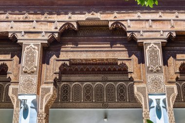 MARRAKESH, FOCCO - Haziran 05, 2017: Bahia Sarayı 'nda dekore edilmiş duvar. 19. yüzyılın sonlarında Marakeş 'te bir saray. Günümüzde şehrin en ünlü tarihi anıtı ve turistik yeridir..