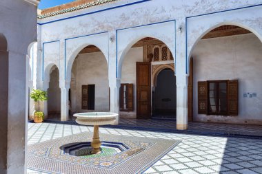 MARRAKESH, FOCCO - Haziran 05, 2017: Bahia Sarayı 'ndaki avlu. 19. yüzyılın sonlarında Marakeş 'te bir saray. Günümüzde şehrin en ünlü tarihi anıtı ve turistik yeridir..
