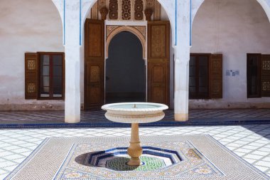 MARRAKESH, MoroCCO - Haziran 05, 2017: Bahia Sarayı 'ndaki tarihi çeşme. 19. yüzyılın sonlarında Marakeş 'te bir saray. Günümüzde şehrin en ünlü tarihi anıtı ve turistik yeridir.