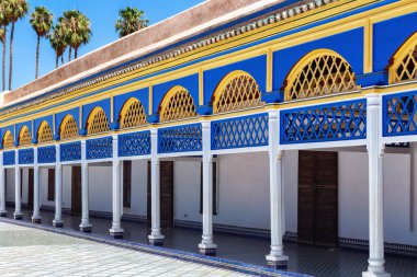 MARRAKESH, FOCCO - Haziran 05, 2017: Bahia Sarayı 'ndaki avlu. 19. yüzyılın sonlarında Marakeş 'te bir saray. Günümüzde şehrin en ünlü tarihi anıtı ve turistik yeridir..