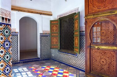 MARRAKESH, MoroCCO - Haziran 05, 2017: Bahia Sarayı 'nın İçi. 19. yüzyılın sonlarında Marakeş 'te bir saray. Günümüzde şehrin en ünlü tarihi anıtı ve turistik yeridir..
