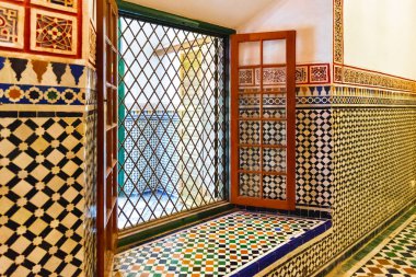 MARRAKESH, MoroCCO - Haziran 05, 2017: Bahia Sarayı 'nın İçi. 19. yüzyılın sonlarında Marakeş 'te bir saray. Günümüzde şehrin en ünlü tarihi anıtı ve turistik yeridir..