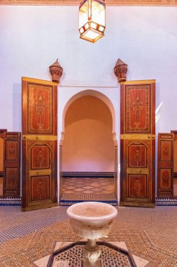 MARRAKESH, MoroCCO - Haziran 05, 2017: Bahia Sarayı 'nın İçi. 19. yüzyılın sonlarında Marakeş 'te bir saray. Günümüzde şehrin en ünlü tarihi anıtı ve turistik yeridir..