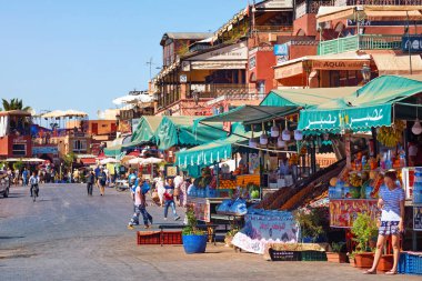 MARRAKESH, MOROCCO - HAZİRAN 05, 2017: Güneşli bir günde Marakeş Medine 'deki ünlü Jemaa el-Fnaa pazarı manzarası.