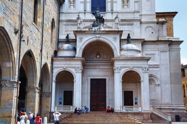 BERGAMO, İtalya - 22 Mayıs 2019: Bergamo Katedrali (Cattedrale di Sant 'Alessandro). Şehrin koruyucusu Aziz Alexander 'a adanmış bir Roma Katolik kilisesi. Burası Bergamo Piskoposu 'nun yeri..