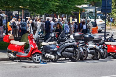 BERGAMO, İtalya - 22 Mayıs 2019: Kırmızı İtalyan scooter Vespa ve Bergamo 'daki diğer iki tekerlekli motorlu araçlar.