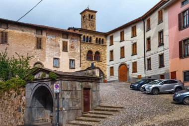 BERGAMO, İtalya - 22 Mayıs 2019: Yukarı Bergamo 'daki eski yerleşim yerlerinin manzarası (Citta Alta).