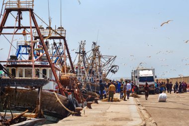ESSAOUIRA, MOROCCO - 09 Haziran 2017: Essaouira limanına demirlemiş eski balıkçı gemilerinin görüntüsü.