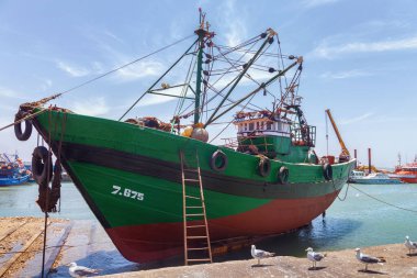 ESSAOUIRA, MOROCCO - 09 Haziran 2017: Essaouira limanındaki eski balıkçı gemilerinin görüntüsü.