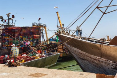 ESSAOUIRA, MOROCCO - 09 Haziran 2017: Essaouira limanına demirlemiş eski balıkçı gemilerinin görüntüsü.