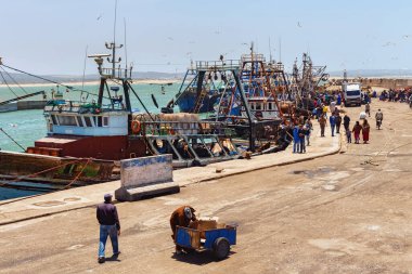 ESSAOUIRA, MOROCCO - 09 Haziran 2017: Essaouira limanına demirlemiş eski balıkçı gemilerinin görüntüsü.