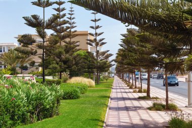 ESSAOUIRA, MOROCCO - 09 Haziran 2017: Güneşli bir yaz gününde Essaouira 'nın modern sokaklarının manzarası.