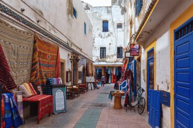 ESSAOUIRA, MOROCCO - 09 Haziran 2017: Essaouira 'nın eski tarihi sokaklarının manzarası.