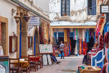 ESSAOUIRA, MOROCCO - 09 Haziran 2017: Essaouira 'nın eski tarihi sokaklarının manzarası.