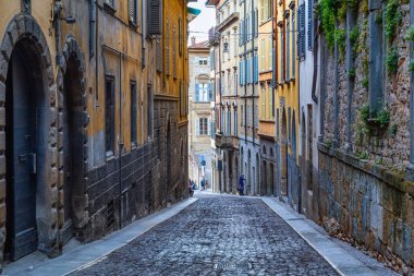 BERGAMO, İtalya - 22 Mayıs 2019: Yukarı Bergamo 'daki eski tarihi caddelerin görüntüsü (Citta Alta). Bergamo kuzey İtalya 'nın Alp Lombardiya bölgesinde bir şehirdir..
