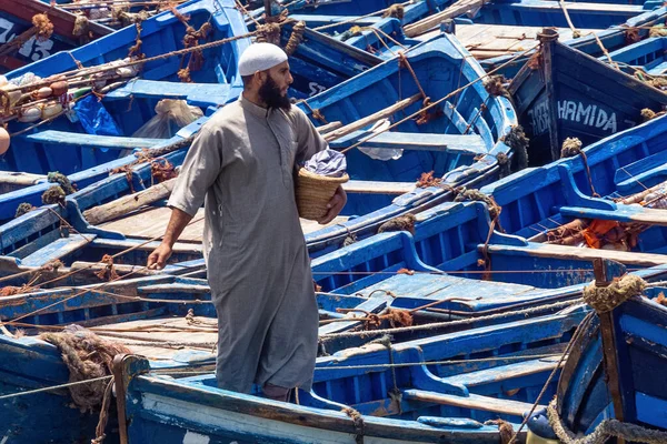Essaouira Marruecos Junio 2017 Hombre Desconocido Los Famosos Barcos Azules — Foto de Stock