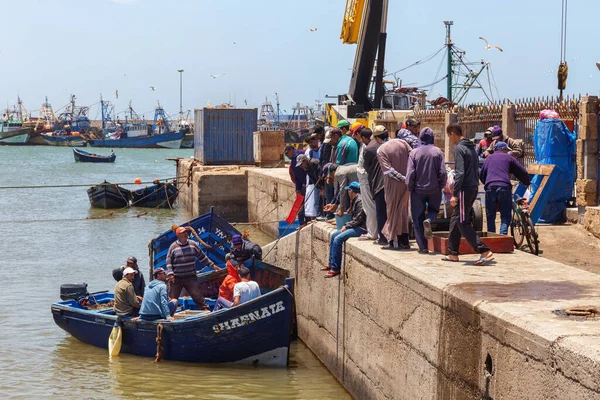 Essaouira Marruecos Junio 2017 Personas Desconocidas Muelle Del Puerto Essaouira — Foto de Stock