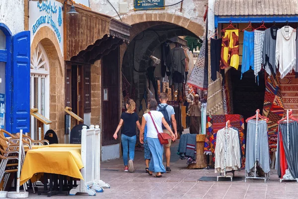 Essaouira Morocco Czerwiec 2017 Nieznani Ludzie Spacerujący Starymi Historycznymi Uliczkami — Zdjęcie stockowe