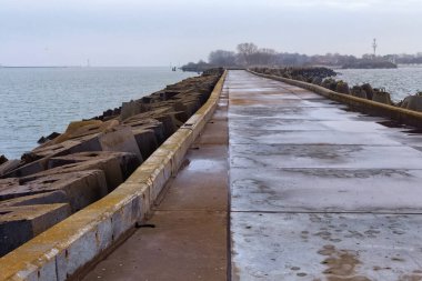 Baltık Denizi 'nde Vistula Tükürüğü' nde dalgakıranları olan uzun bir iskele.