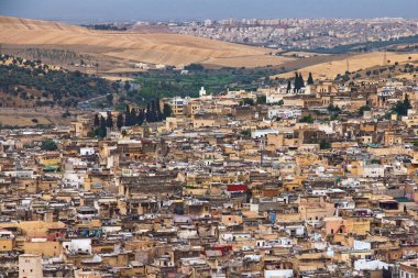Fez el Bali Medina 'nın havadan görünüşü. Fas, Fez 'in en eski duvarlı yeri. Fes el Bali M.S. 789 ve 808 yılları arasında Idrisid hanedanlığının başkenti olarak kuruldu.. 