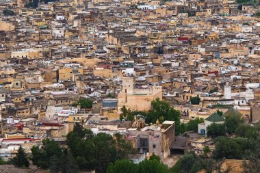 Fez el Bali Medina 'nın havadan görünüşü. Fas, Fez 'in en eski duvarlı yeri. Fes el Bali M.S. 789 ve 808 yılları arasında Idrisid hanedanlığının başkenti olarak kuruldu.