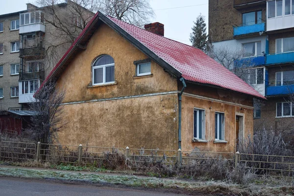 Gammalt Tyskt Hus Bland Nya Budgetbyggnader Gvardeysk Tapiau Kaliningradregionen Ryssland — Stockfoto