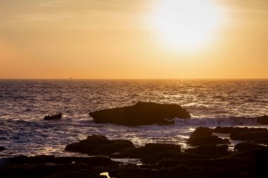 Bir yaz akşamı Fas 'ın Essaouira bölgesinde Atlantik Okyanusu' nda gün batımı.