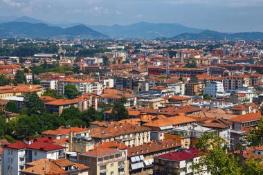 Kuzey İtalya 'daki eski Bergamo kasabasının hava manzarası. Bergamo, Alp Lombardy bölgesinde bir şehirdir..
