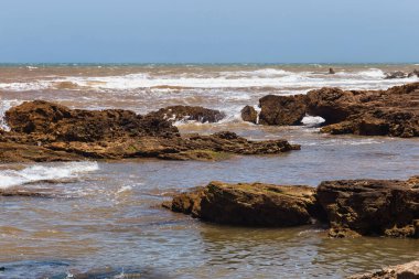 Güneşli bir yaz gününde Essaouira 'da Atlantik Okyanusu' nun volkanik kıyıları. Fas.