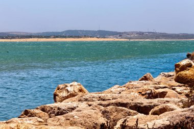 Güneşli bir yaz gününde Essaouira 'da Atlantik Okyanusu' nun manzarası. Fas.