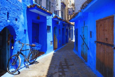 CheFCHAOUEN, MoroCCO - 29 Mayıs 2017: Chaouen 'deki Medine' nin mavi duvarlarının görüntüsü. Şehir binalarının mavi tonlarıyla ünlüdür ve bu Şef 'i ziyaretçiler için çok çekici kılar..