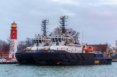 BalTIYSK, RUSSIA - JANUARY 02, 2021: Baltiysk kıyılarına demirlemiş kurtarma gemileri Alexander Frolov ve SB-123 (proje 02980).