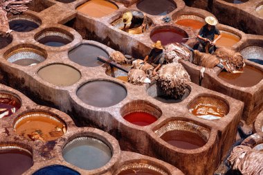 Fez, MoroCCO - 31 Mayıs 2017: Fez 'deki tabakhane. Şehirdeki bronzlaşma sektörü başlıca turizm merkezlerinden biri olarak kabul ediliyor. Tabakhaneler boya dolu yuvarlak taş kuyularıyla dolu.