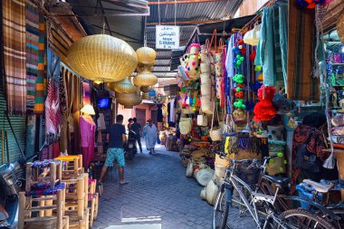 MARRAKESH, MOROCCO - HAZİRAN 04, 2017: Güneşli bir günde Marakeş Medine 'deki pazarı görmek.
