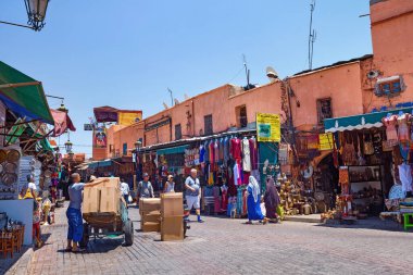 MARRAKESH, MOROCCO - HAZİRAN 04, 2017: Güneşli bir günde Marakeş Medine 'deki tarihi caddelerin manzarası.