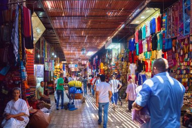 MARRAKESH, MOROCCO - HAZİRAN 04, 2017: Güneşli bir günde Marakeş Medine 'deki pazarı görmek.