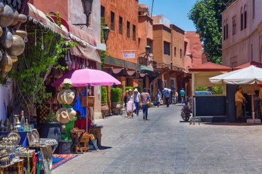 MARRAKESH, MOROCCO - HAZİRAN 05, 2017: Güneşli bir günde Marakeş Medine 'deki tarihi caddelerin manzarası.