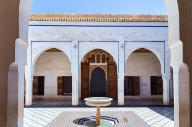 MARRAKESH, FOCCO - Haziran 05, 2017: Bahia Sarayı 'ndaki avlu. 19. yüzyılın sonlarında Marakeş 'te bir saray. Günümüzde şehrin en ünlü tarihi anıtı ve turistik yeridir..
