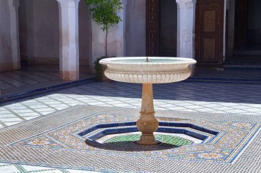 MARRAKESH, MoroCCO - Haziran 05, 2017: Bahia Sarayı 'ndaki tarihi çeşme. 19. yüzyılın sonlarında Marakeş 'te bir saray. Günümüzde şehrin en ünlü tarihi anıtı ve turistik yeridir.