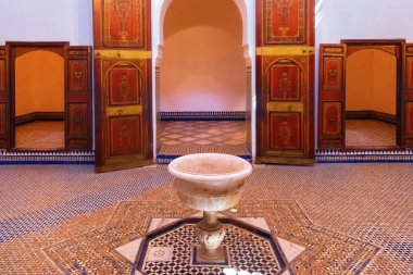 MARRAKESH, MoroCCO - Haziran 05, 2017: Bahia Sarayı 'nın İçi. 19. yüzyılın sonlarında Marakeş 'te bir saray. Günümüzde şehrin en ünlü tarihi anıtı ve turistik yeridir..