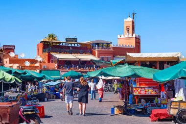 MARRAKESH, MOROCCO - HAZİRAN 05, 2017: Güneşli bir günde Marakeş Medine 'deki ünlü Jemaa el-Fnaa pazarı manzarası.
