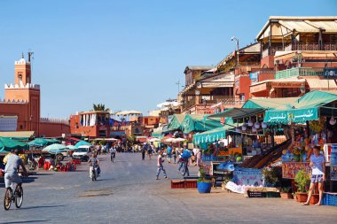 MARRAKESH, MOROCCO - HAZİRAN 05, 2017: Güneşli bir günde Marakeş Medine 'deki ünlü Jemaa el-Fnaa pazarı manzarası.