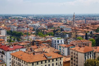 BERGAMO, İtalya - 22 Mayıs 2019: eski Bergamo kasabasının havadan görünüşü. Kuzey İtalya 'nın Alp Lombardiya bölgesinde bir şehirdir..