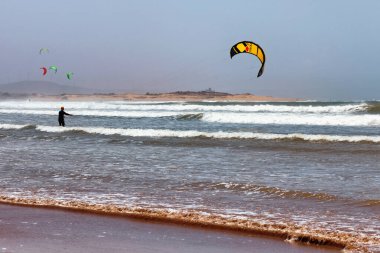 ESSAOUIRA, FOCCO - 10 Haziran 2017: Essaouira 'daki Atlantik okyanus dalgaları üzerinde kaykay faaliyetleri.