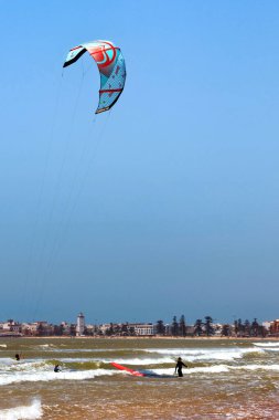 ESSAOUIRA, FOCCO - 10 Haziran 2017: Essaouira 'daki Atlantik okyanus dalgaları üzerinde kaykay faaliyetleri.